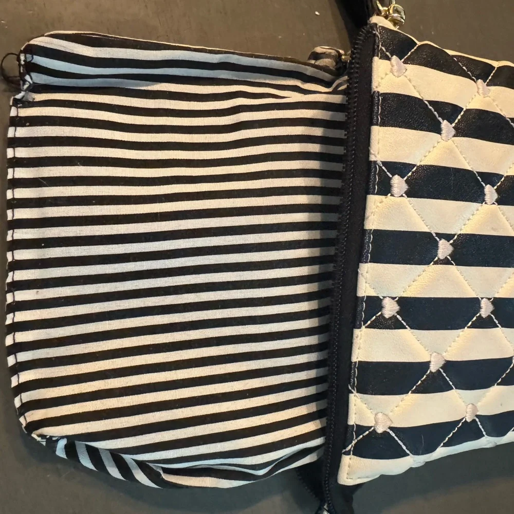 Betsey Johnson Black and White Striped Crossbody Bag preloved - Picture 7 of 9